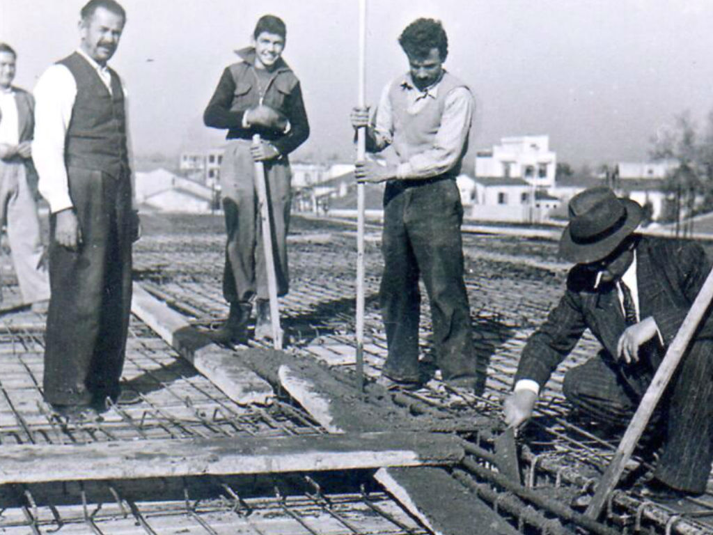 Η κατασκευή στις τέσσερις κολόνες